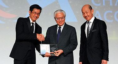 ISCA Advisor presenting a token of appreciation to Singapore President Tony Tan ISCA Advisor presenting a token of appreciation to Singapore President Tony Tan